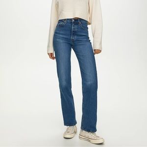 Worn once Levi’s Ribcage Straight Medium Wash Size 25